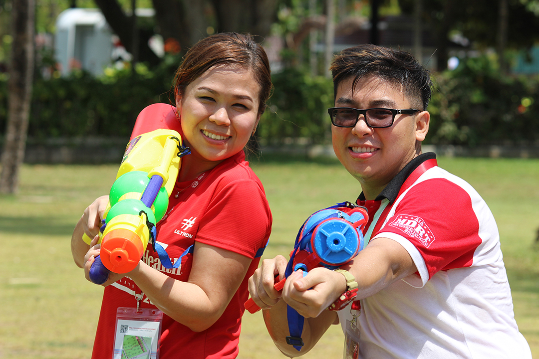 man-and-woman-with-watergun man and woman with watergun